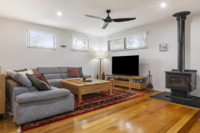 Stylish 3-Bed with Firepit BBQ & Pizza oven